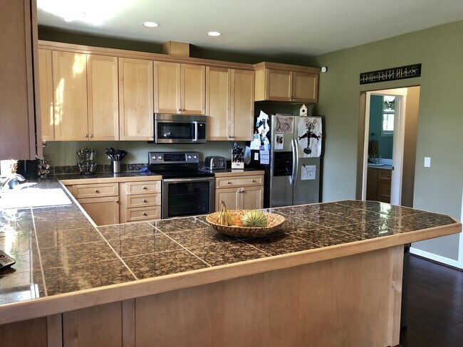 Building Photo - Gorgeous Bainbridge Estate available now.....