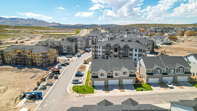 Building Photo - New Townhome For Rent in Highridge Mountai...