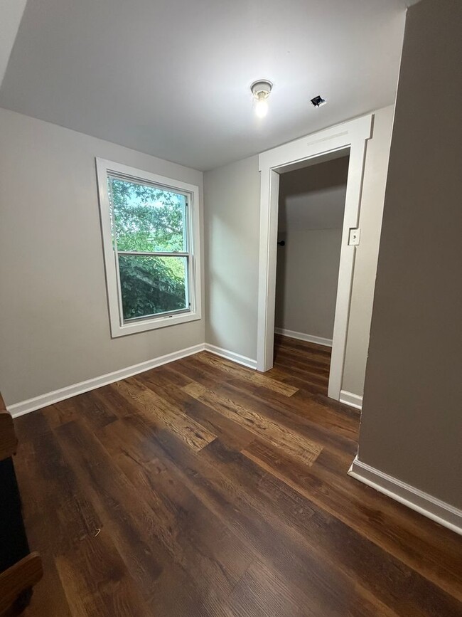 Building Photo - 3 Bedroom in Frankfort!