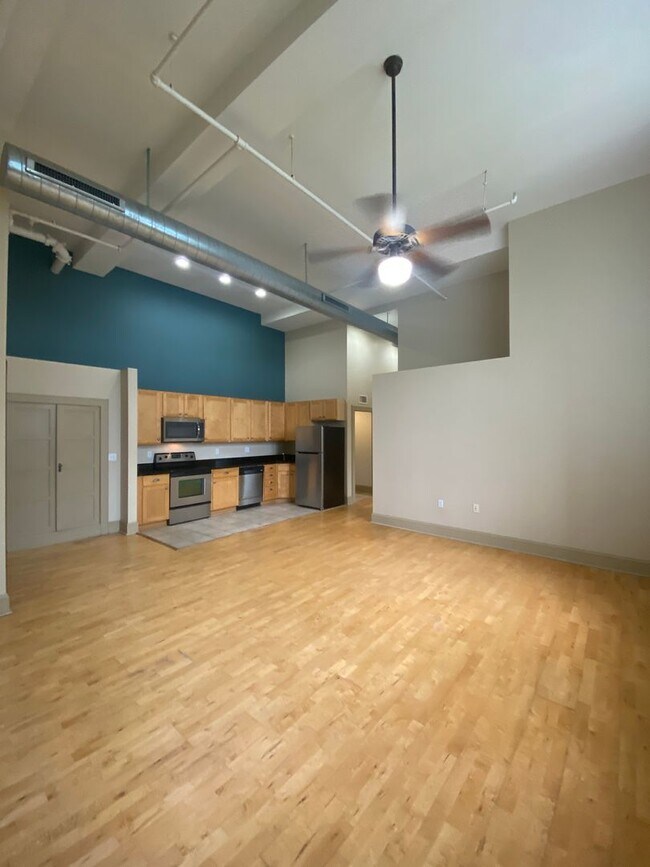 Building Photo - Renovated 2 Bed 1 Bath Apartment with W/D!