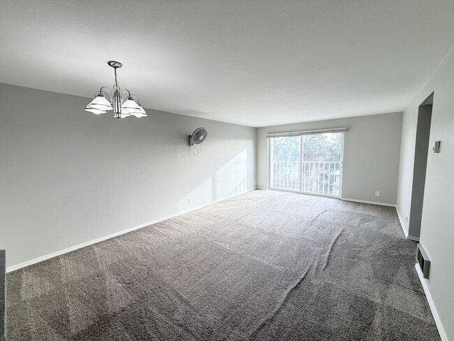 Building Photo - Top-Floor 3 Bed 2 Bath Condo in Fremont