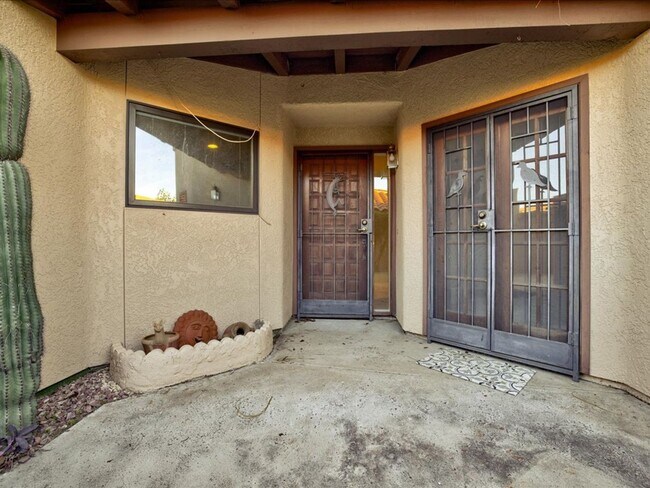 Building Photo - 3 Bedroom 2 Bathroom with Community Pool!!