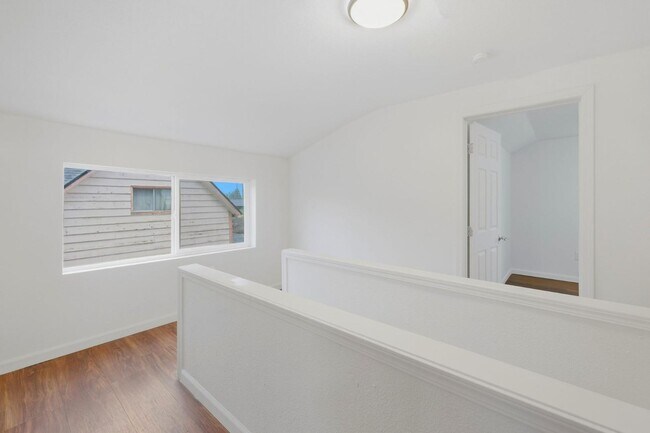 Building Photo - 810 E 63rd St