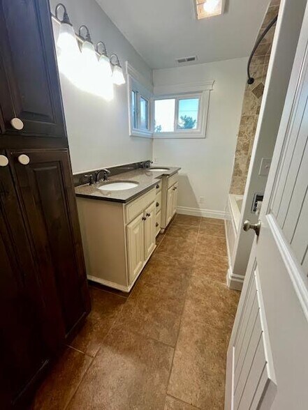 Building Photo - 185 E South Weber Dr