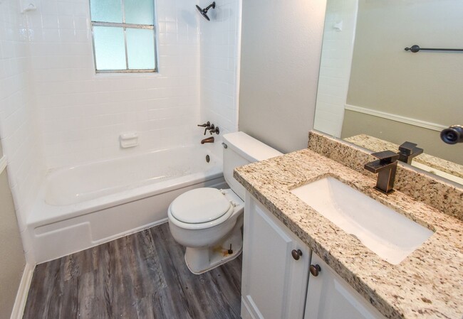 Building Photo - LARGE RECENTLY REMODELED 4 BEDROOM 2.5 BAT...