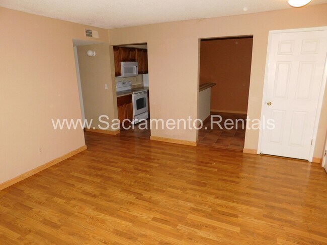 Building Photo - Wonderful 2bd/1+ba South Natomas Condo in Gated Community
