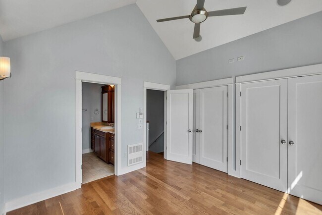 Building Photo - Spacious 3 Bed 2.5 Bath Townhome with Views and Two Parking Spaces – First Hill/Capitol Hill