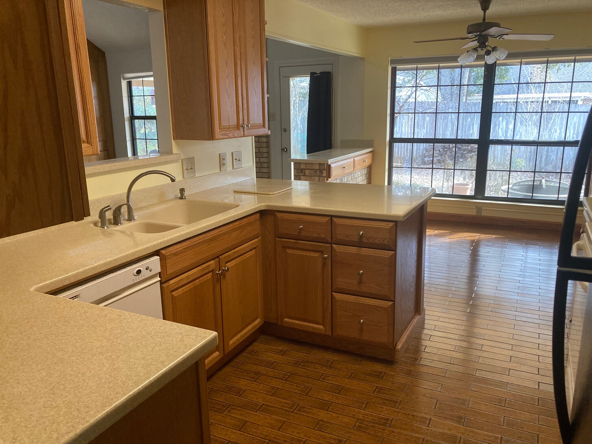 Kitchen - 2929 Cresthaven Dr