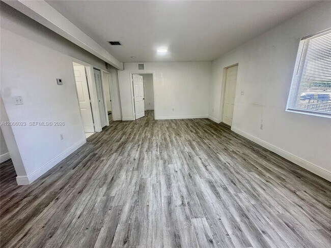 Building Photo - 1095 NE 149th St