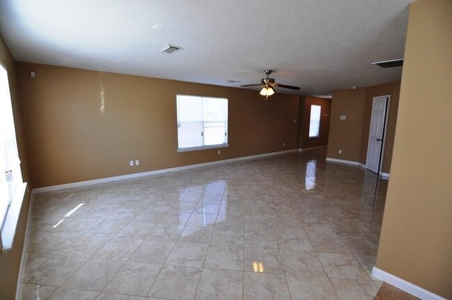 Building Photo - 21935 Hemlock Park Dr