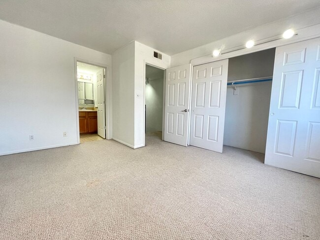 Building Photo - Cozy 2 Bedroom 2.5 Bathroom In The Heart of ABQ!