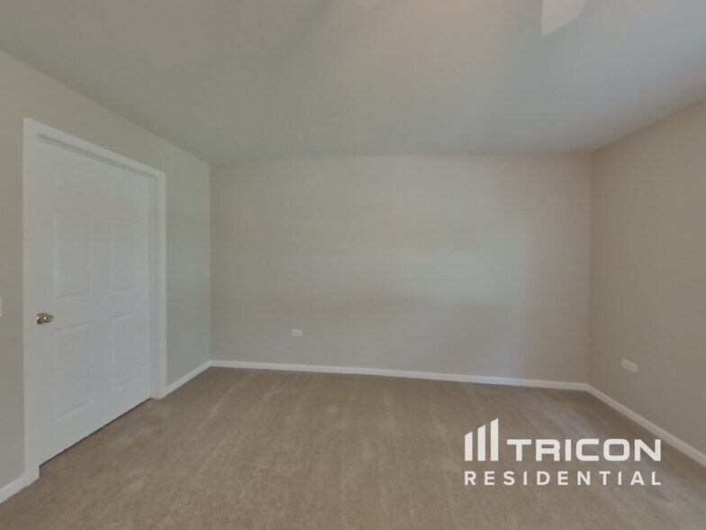 Building Photo - 1318 Deerpath Cir