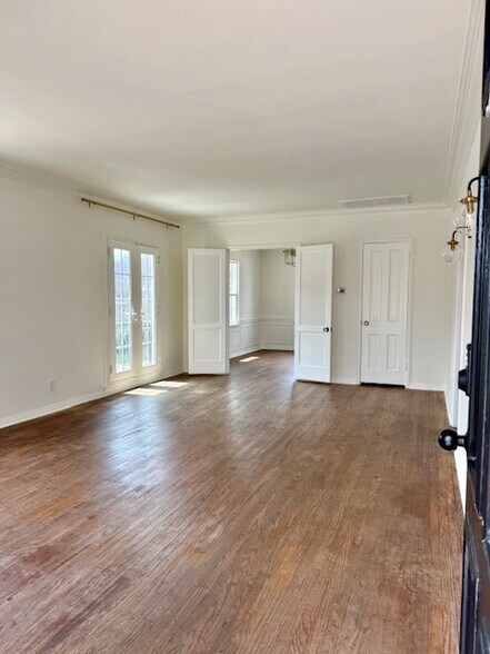 Building Photo - 2615 Edgehill Dr