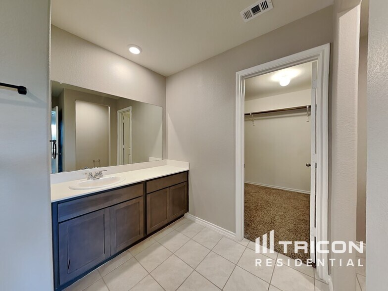 Building Photo - 821 Alton Dr