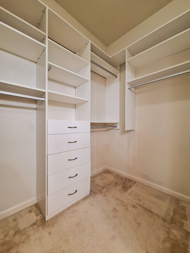Building Photo - Beautiful 2bd Condo In Gated Community With Pool, Gym, and In-unit Laundry!