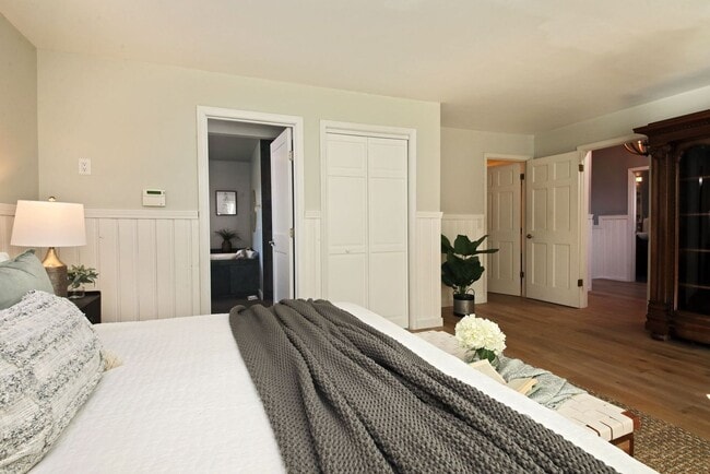 Building Photo - One Of A Kind Freeland Home with Two Seper...