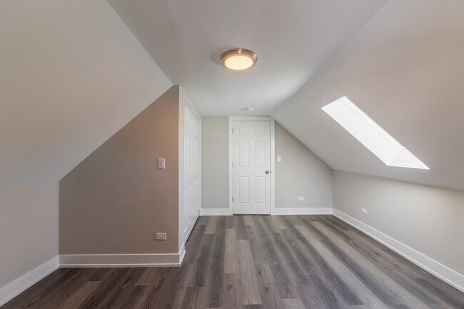 Building Photo - 6835 S Komensky Ave