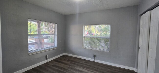 Building Photo - Renovated 4/2 Close to Busch Gardens and M...