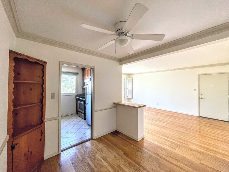 Building Photo - 1547 S Orange Grove Ave