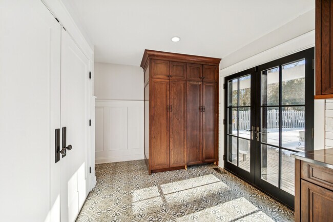 Building Photo - 525 W Deerpath Rd