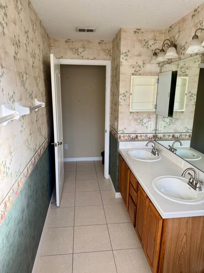 Building Photo - 3130 Westgate Dr