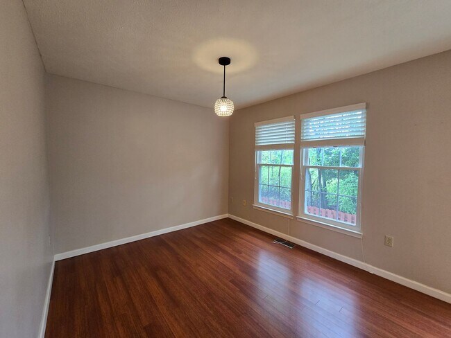 Building Photo - Beautiful End Unit Townhouse - Convenientl...