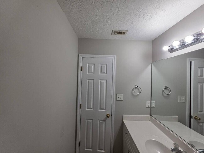 Building Photo - 408 New Haven Ct