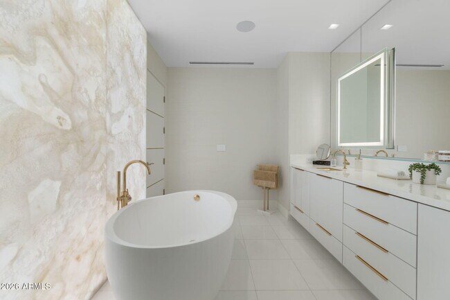 Building Photo - 6587 N Palmeraie Blvd