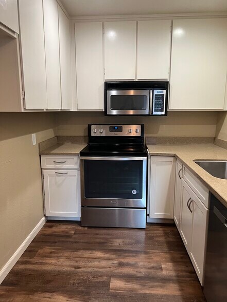 Kitchen - 5287 Snow Dr