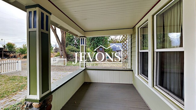 Building Photo - Charming 3-bedroom home with fenced backya...