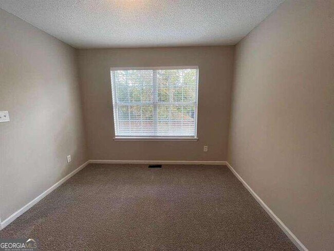 Building Photo - 2200 Burdett Ridge Dr