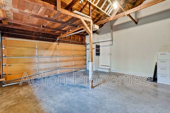 Building Photo - 290 Iris Way