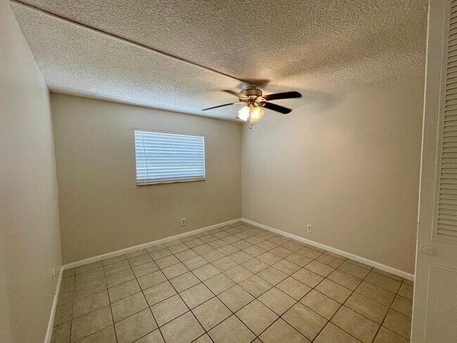 Building Photo - 511 W Kalmia Dr