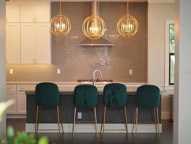 Building Photo - Exquisite 4-Bed, 5.5-Bath Executive Retrea...