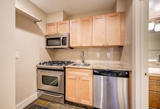 Building Photo - Treat yourself to $1000 off your first months rent with this darling one bedroom in Queen Anne.