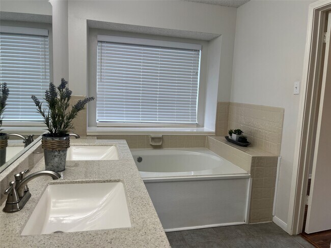 Building Photo - 2703 Hot Springs Dr