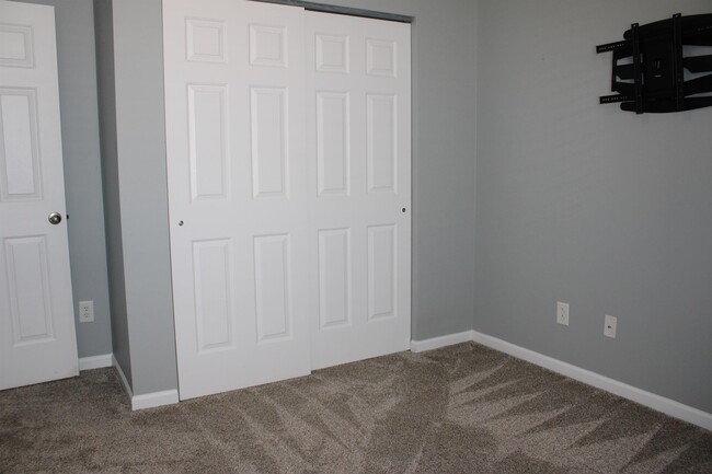 Building Photo - 217 Edgecroft Way