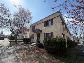 Building Photo - 10 Thompson St