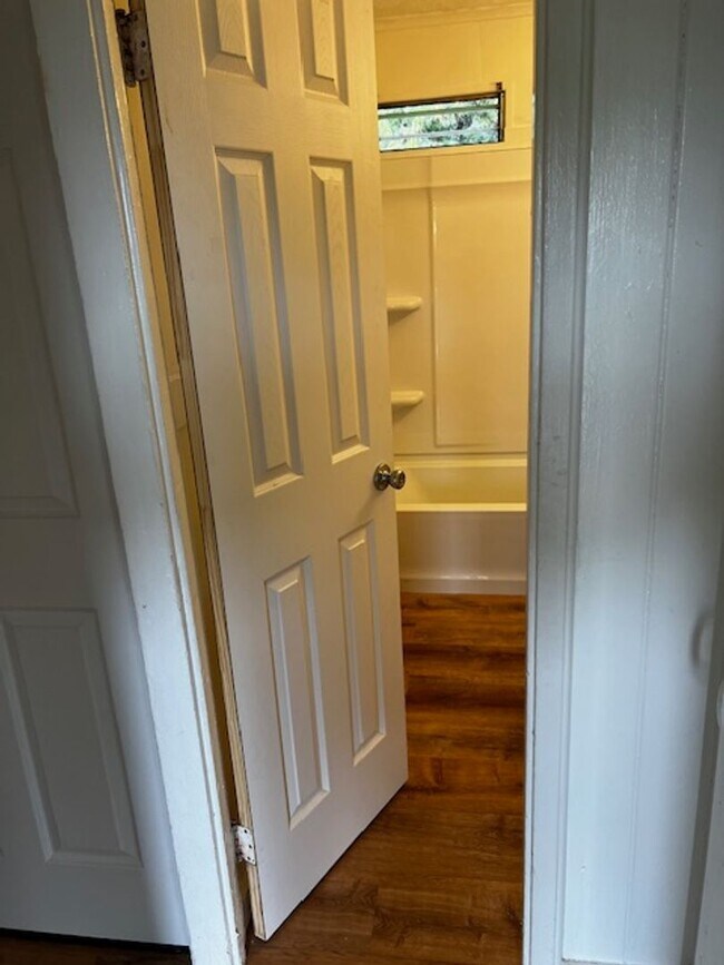 Building Photo - Partly Furnished 2 bedroom 1 bath Single Family Home