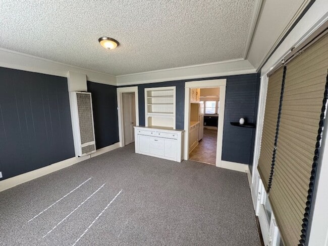 Building Photo - 3811 E 10th St