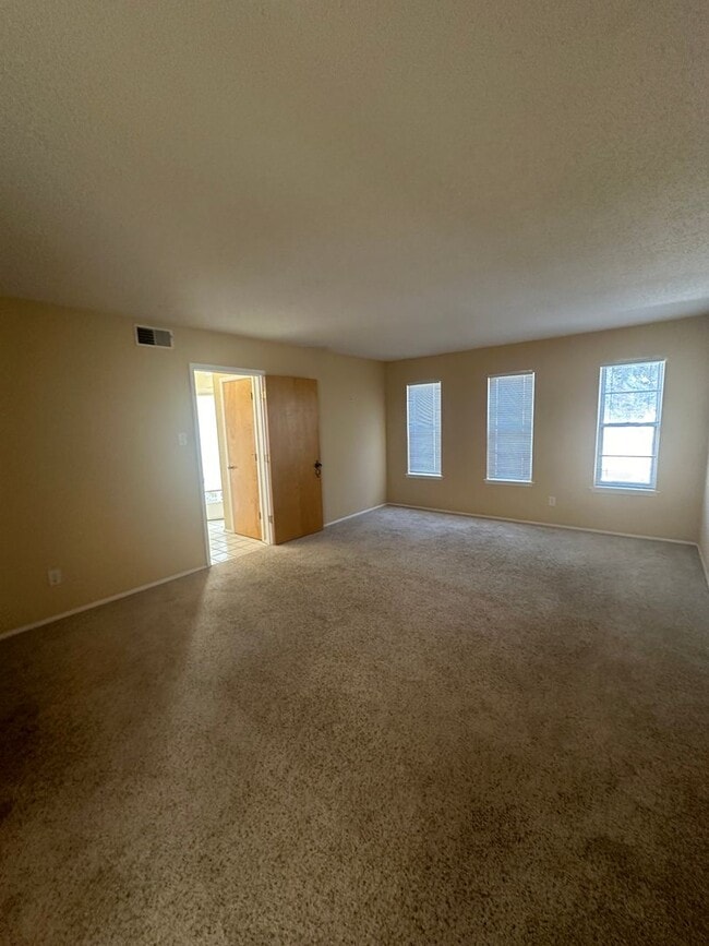 Building Photo - 2 Bed Brick House! Golf Course View!