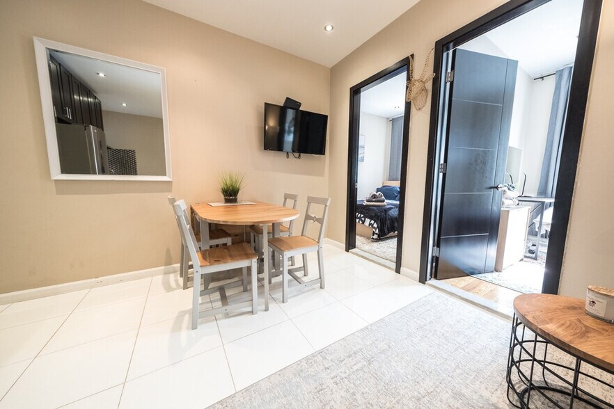 Building Photo - 5 W 101st St