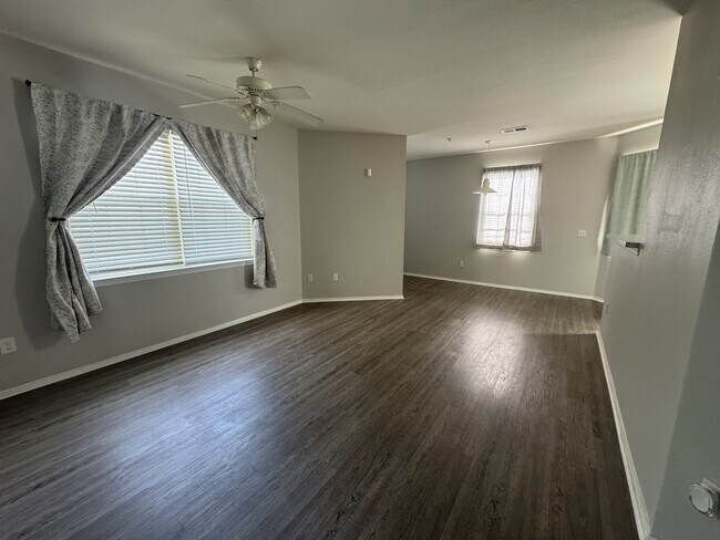 Building Photo - 5673 Star Rush Dr