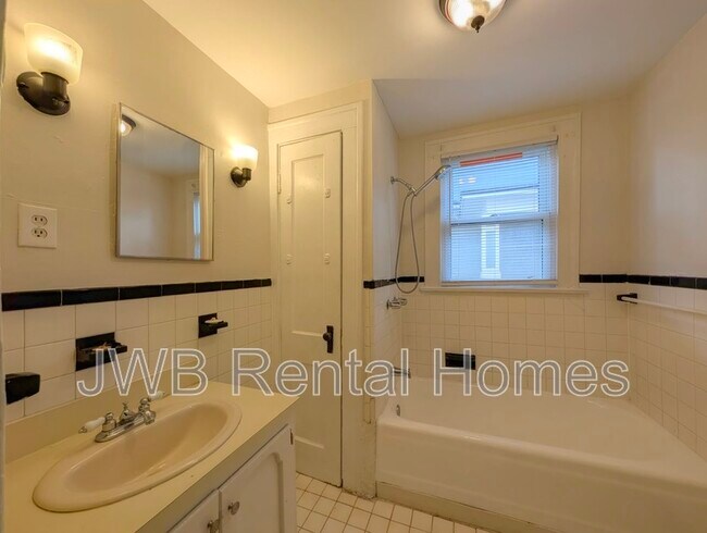 Building Photo - 2022 Dellwood Ave