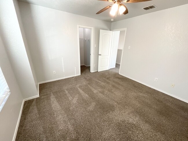 Building Photo - Outstanding 3 bedroom/2.5 bath home in established neighborhood just minutes from Lackland AFB an...