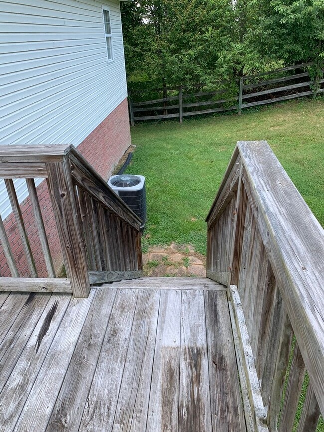 Building Photo - 3 Bedroom/2 Bath Split-Foyer Home Kingspor...