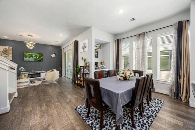 Building Photo - 5815 Fairdale Ln