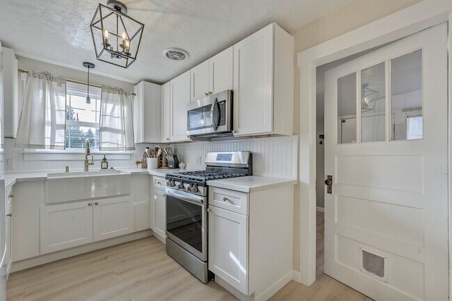 Building Photo - Charming Hillsboro Bungalow with RV Parking & Modern Upgrades!