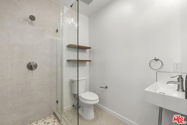 Building Photo - 824 N Orange Grove Ave