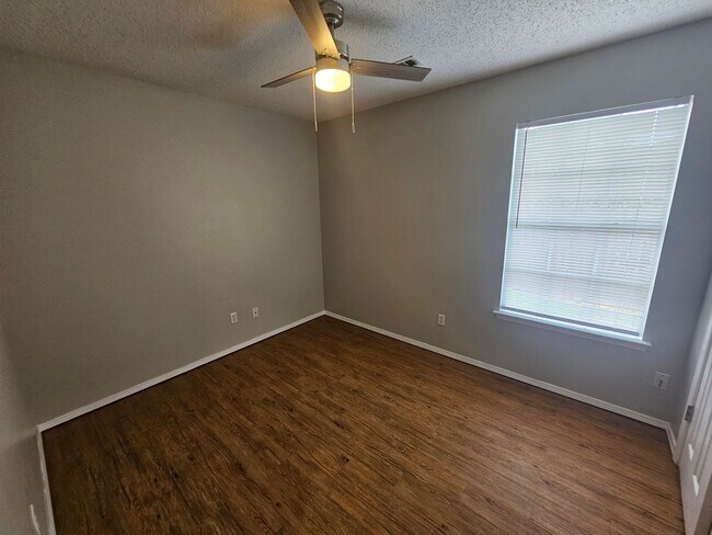 Building Photo - Nice 3 bedroom 2 bath home with fenced in ...